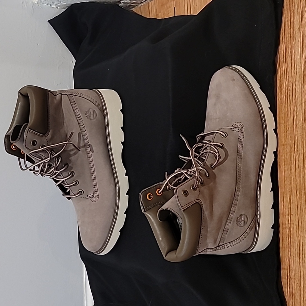 7.5 Women's Timberland boots, grey/green